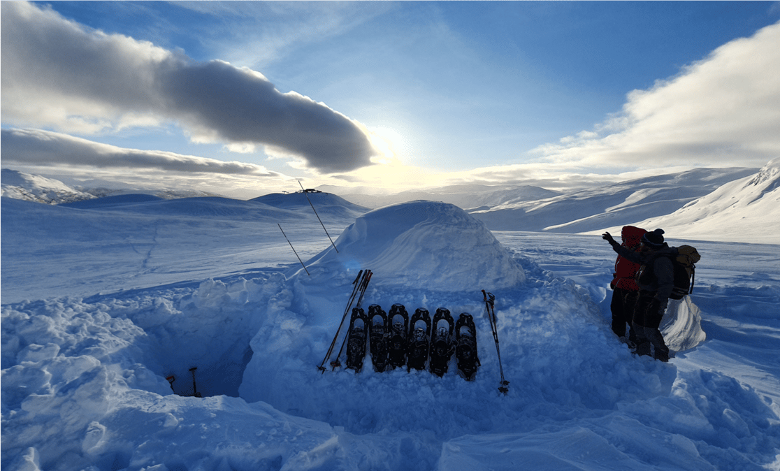 Snowshoeing to the igloo of Myrkdalen © Visit Voss